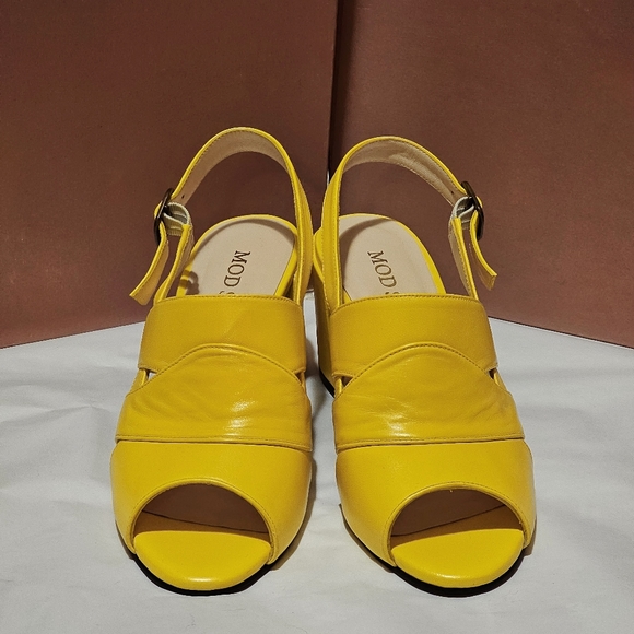 Mod Shoes the Willow in Sunshine Yellow size 6 - Picture 6 of 10